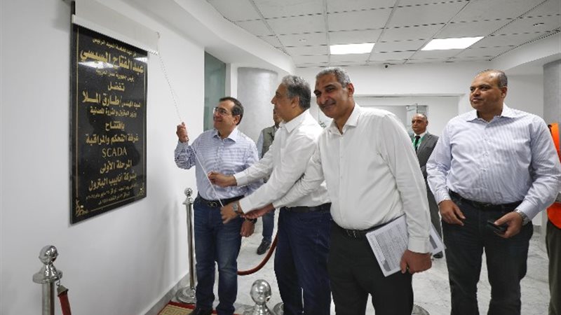 وزير البترول أثناء افتتاح غرفة التحكم والمراقبة (SCADA)