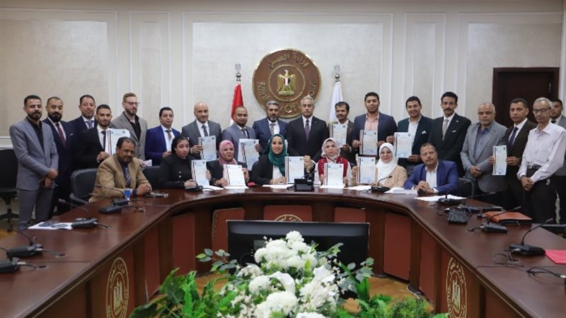 وزير العمل يسلم الرخص الدائمة