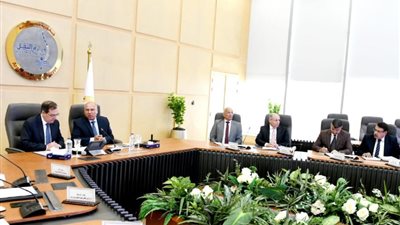 «النقل» و«البترول» يبحثان دراسة مشروع محطة التسهيلات البحرية الدائمة