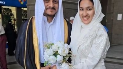 عروسان من أصول هندية داخل الحرم المكي، ولميس سلامة: «شكلهم حلوين»