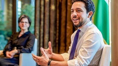 «بيلبسها بالمقلوب»، سر ارتداء ولي العهد الأردني ساعة يده بطريقة غريبة