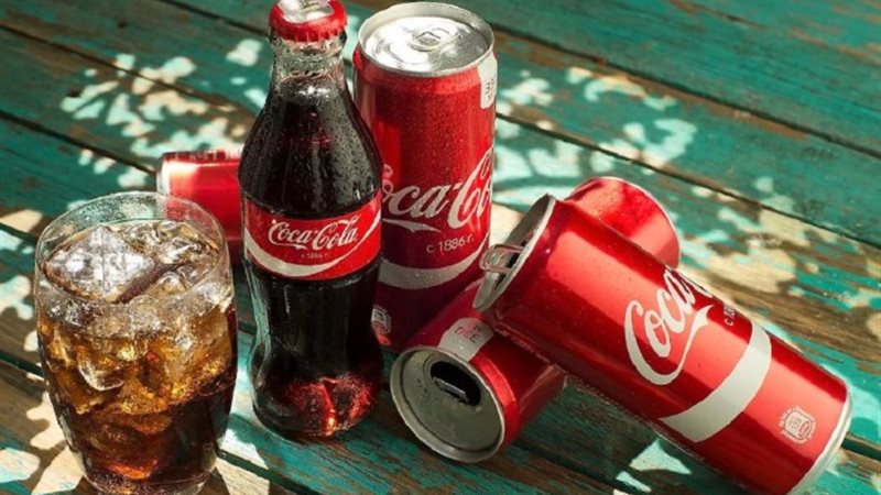رفض جماعي من طلاب ألسن لإعلانات كوكاكولا