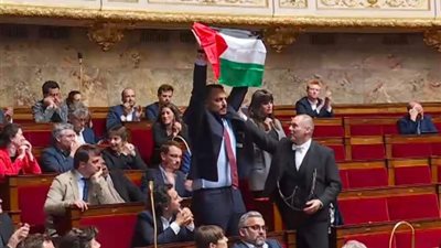 أول تعليق من النائب الموقوف بعد رفعه العلم الفلسطيني داخل البرلمان الفرنسي