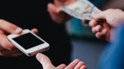 «فرق السما والأرض»، مقارنة بين هاتفي آيفون 15 برو وريدمي 10C