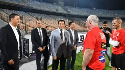 وزير الشباب يدعم لاعبي المنتخب قبل مباراة بوركينا فاسو