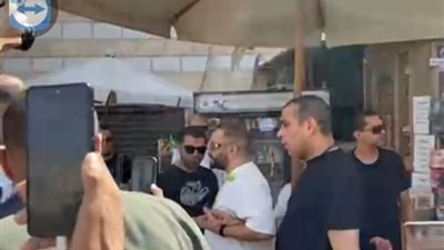 محمود الليثي يصل مسجد الحصري لأداء صلاة الجنازة على جثمان والدته