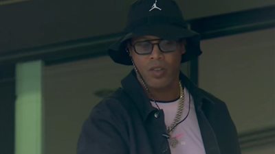 رونالدينيو وبيل يدعمان ريال مدريد من مدرجات ملعب ويمبلي (صور)