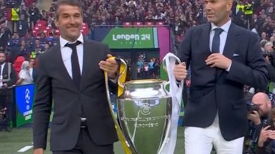 زيدان يقدم كأس نهائي دوري أبطال أوروبا قبل بداية المباراة