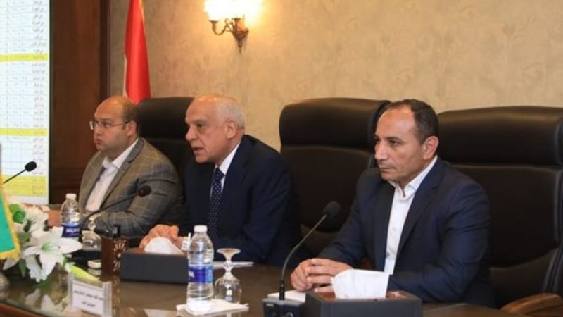 محافظ الجيزة أثناء اللقاء