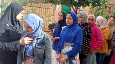 توافد طلاب الدبلومات على لجان الامتحانات اليوم