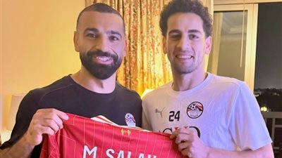 «صلاح» يُهادي محمد الشامي بقميص ليفربول خلال معسكر الفراعنة