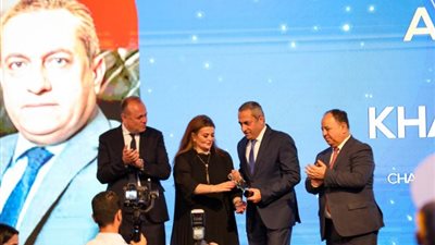 رئيس شركة العاصمة يحصد جائزة الإنجاز المؤسسي بقمة «مصر للأفضل» 2024