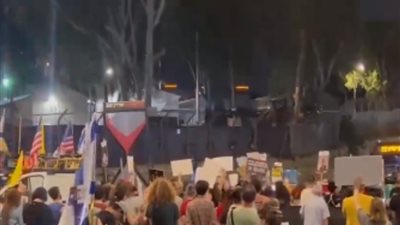 مظاهرات قرب وزارة الحرب بتل أبيب للمطالبة بإبرام صفقة تبادل للأسرى (فيديو)