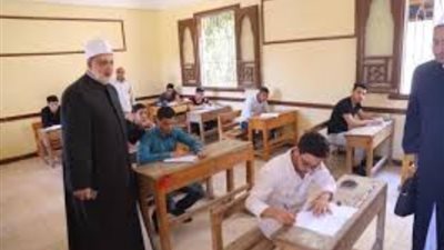 اليوم، طلاب الثانوية الأزهرية يؤدون امتحان الجبر والهندسة الفراغية