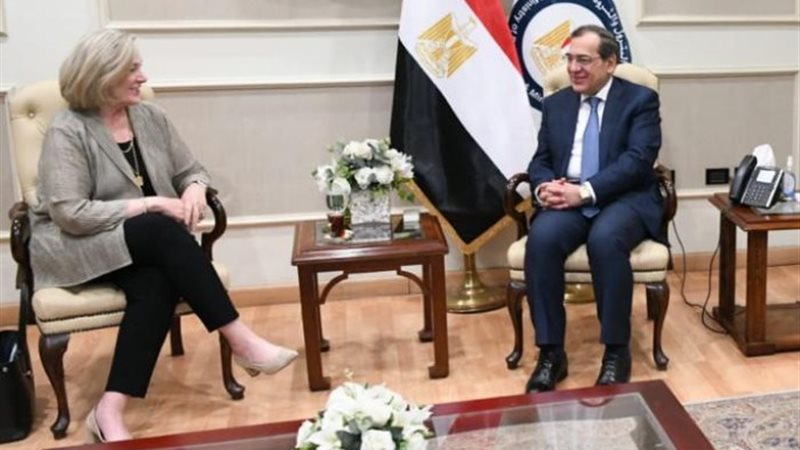 وزير البترول أثناء اللقاء اليوم