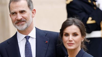 ملك إسبانيا وزوجته يترجلان من سيارتهما لمشاهدة مواطنين يستمتعون بالموسيقى