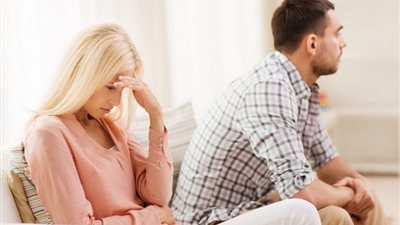 مزينًا بها غرفة نومه، شخص يذبح عشيق زوجته ويضع رأسه في محلول