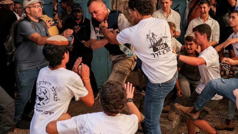 يهود يعتدون على صحفي إسرائيلي في «مسيرة الأعلام»