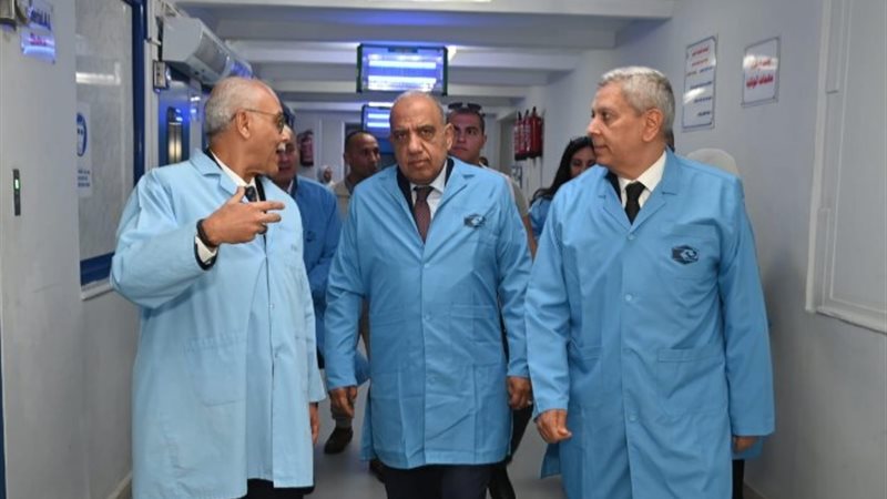 الوزير خلال جولة بالشركات القابضة