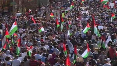 إعلام فلسطيني: مظاهرات في نابلس ورام الله دعما لغزة وتنديدا بمجزرة النصيرات