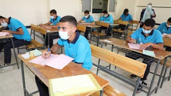 طلاب الشهادة الإعدادية