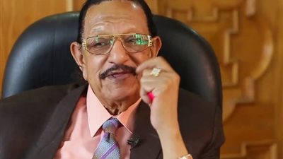وصول جثمان المنتج فاروق صبري إلى مسجد مصطفى محمود لصلاة الجنازة (صور)