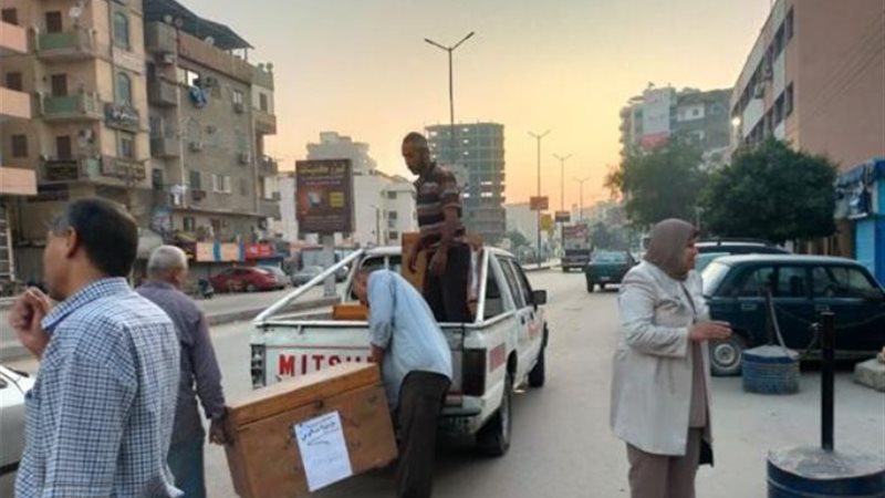 نقل صناديق أوراق أسئلة الامتحانات- أرشيفية