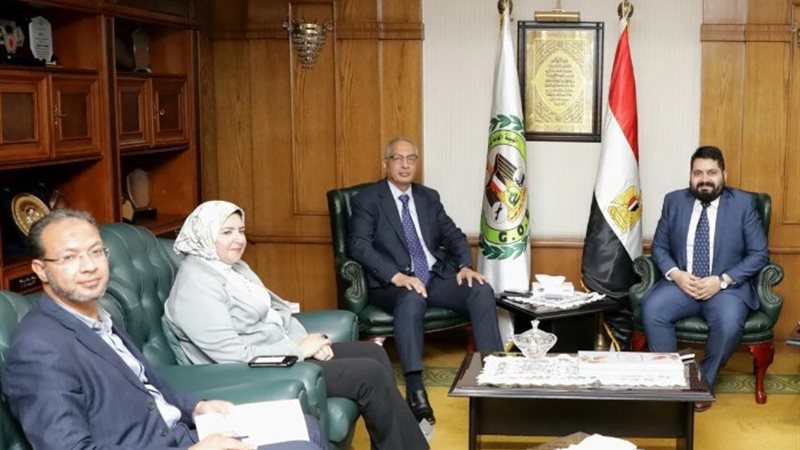 رئيس الرقابة على الصادرات مع الملحق التجاري لباكستان