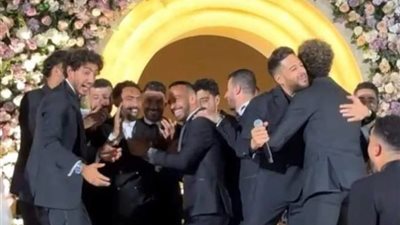 محمد صلاح وحجازي فى وصلة رقص على أغاني حماقي بحفل زفاف محمد هاني(فيديو)