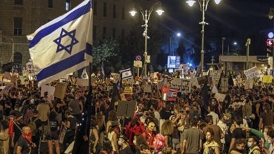 تل أبيب تشتعل، مئات المتظاهرين يغلقون الشارع المقابل لوزارة الحرب الإسرائيلية