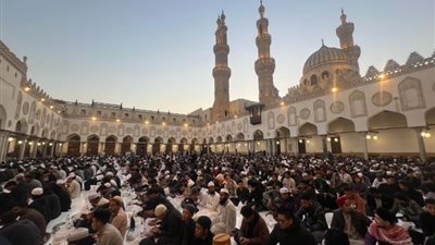 الأزهر ينظم أكبر مائدة إفطار للوافدين اليوم
