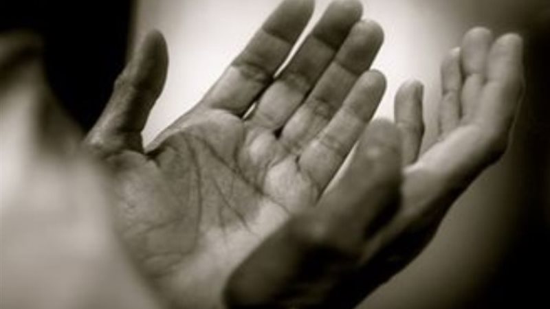 أرشيفية_ دعاء الله