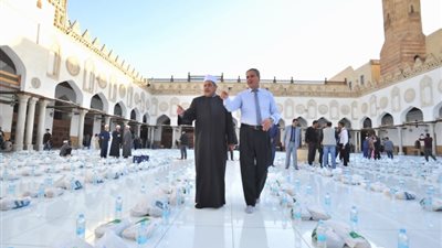 بـ5000 وجبة، الجامع الأزهر يقيم أكبر مائدة إفطار للصائمين يوم عرفة (صور)
