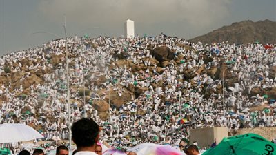 مشعر عرفات يستقبل 2.5 مليون زائر لأداء ركن الحج الأعظم