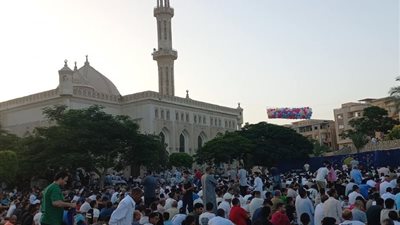 «بالبلالين» أهالي 15 مايو يؤدون صلاة عيد الأضحى بـمسجد النور(الصور)