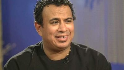 محمود الليثي ينهار وهو ينعي والدته من الأرضي السعودية (فيديو)