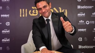 آسر ياسين يحتفل بالعرض الخاص لـ «ولاد رزق 3» ببصمة على جدار المشاهير