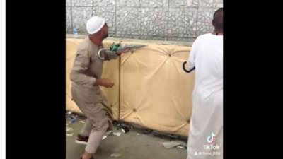 من الضرب بالنعال لـ«الآر بي جي»، طرائف الحجاج في التعامل مع إبليس خلال رمي الجمرات (فيديو)
