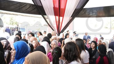 بالقرآن والإنجيل، أهالي طلاب الثانوية العامة يدعمون أبناءهم أمام اللجان