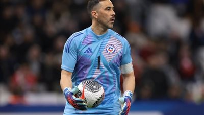 كلاوديو برافو يكتب التاريخ مع تشيلي ويسجل رقما قياسيا جديدا