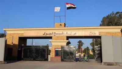 33 شاحنة مساعدات من مصر إلى معبر كرم أبو سالم بعد انقطاع 3 أيام