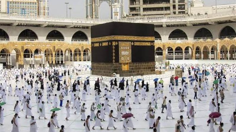 معتمرين حول الكعبة المشرفة