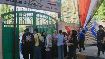 طلاب الثانوية العامة يؤدون امتحان اللغة الأجنبية الثانية