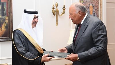 سفير السعودية الجديد لدى مصر يسلم  أوراق اعتماده لوزير الخارجية