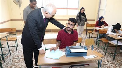 وزير التعليم يتفقد امتحانات الثانوية العامة بمدرسة 