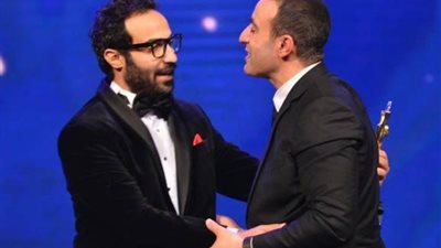 أحمد فهمي: «السقا سبب نجاحي فنيا، ومابفكرش في المنافسة»
