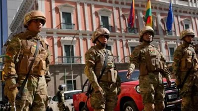 انسحاب مركبات وجنود من أمام القصر الرئاسي في بوليفيا
