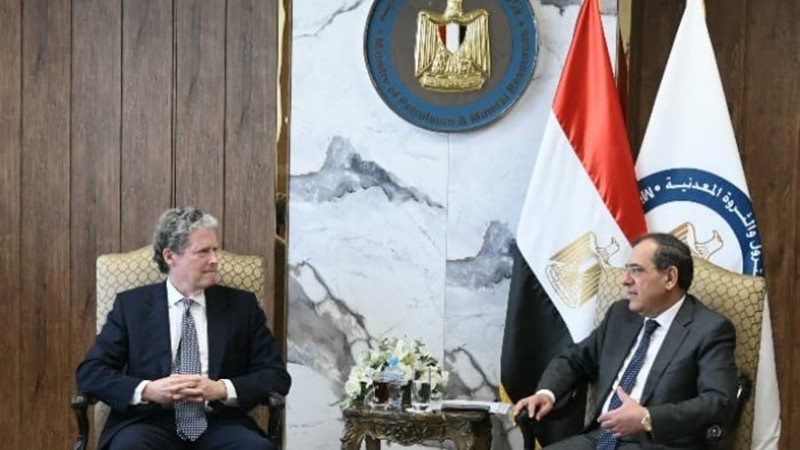 وزير البترول خلال استقباله رئيس مجموعة كارلايل