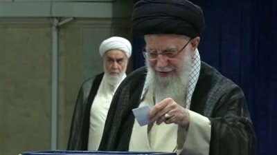 خامنئي يدلى بصوته في الانتخابات الرئاسية الإيرانية (فيديو)