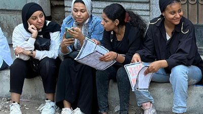 طلاب الثانوية العامة يراجعون مادتي الفيزياء والتاريخ أمام اللجان